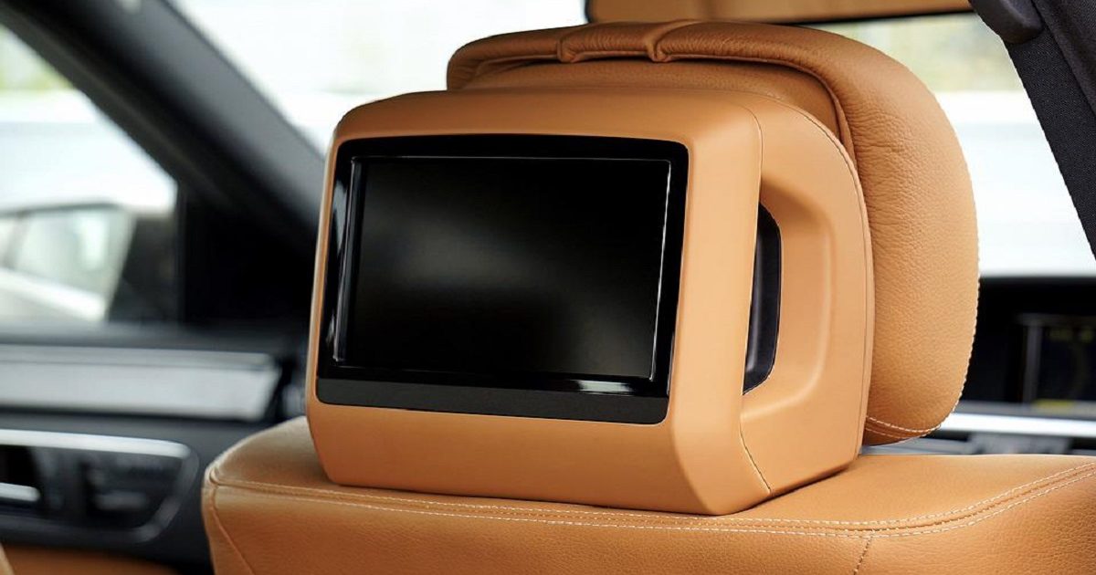 Auto a guida autonoma, guardare la tv al volante, la proposta in Inghilterra