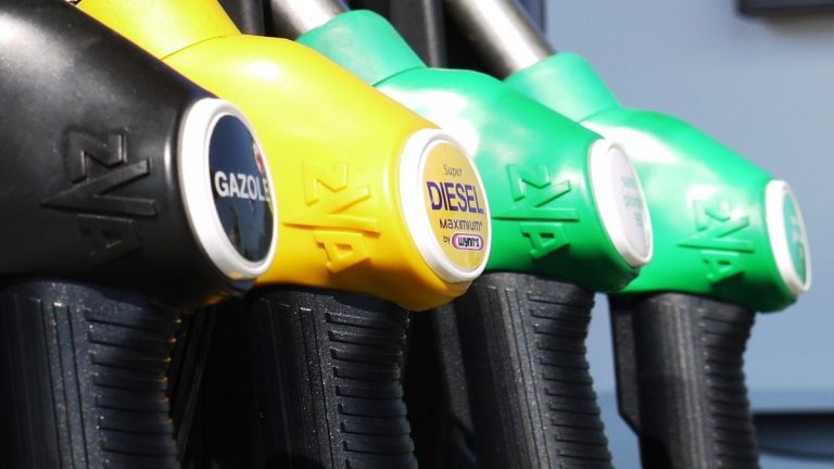 Stangata sui carburanti, i prezzi di benzina e diesel salgono ancora