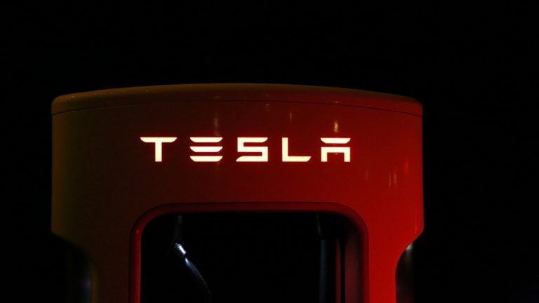 Elon Musk annuncia la guida autonoma per tutte le auto Tesla