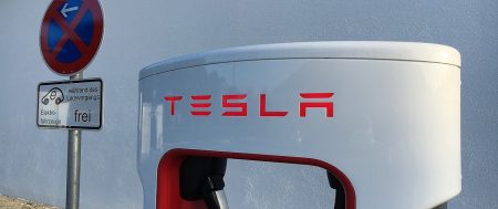 Tesla, Musk taglia i prezzi di due modelli