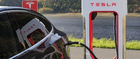 Tesla, i Supercharger aperti a tutte le elettriche anche in Italia