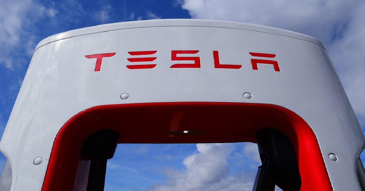 Tesla, il Covid ferma la produzione a Shanghai