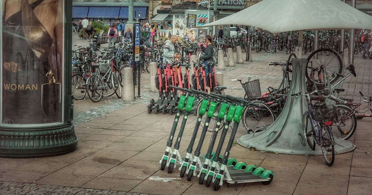 Milano riduce la flotta di monopattini e bici in sharing