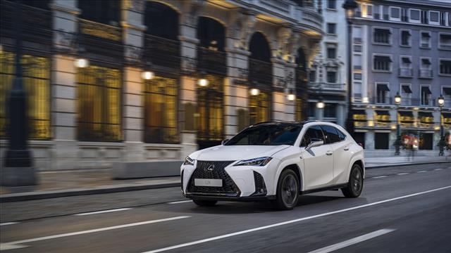 LEXUS UX 300h F-Design