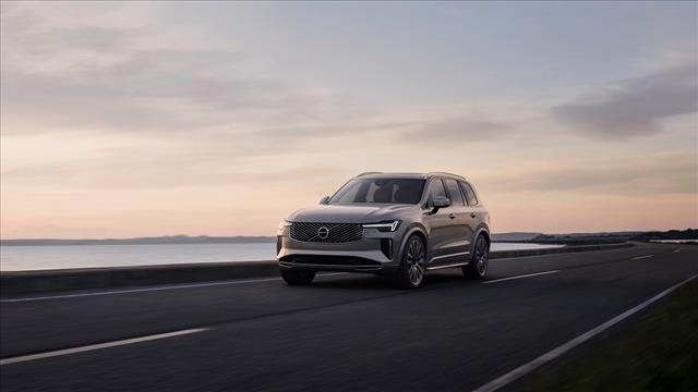 VOLVO XC90 T8 Plug-in Hybrid AWD automatico 7 posti Ultra Bright